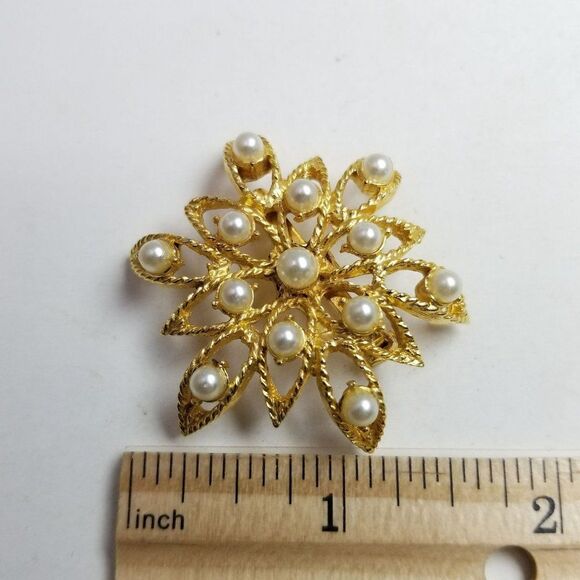 Vintage Faux Pearl and Gold Tone Radiant Flower Shape Brooch, Retro Estate - Picture 4 of 6